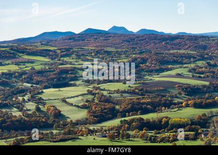 Francia, Puy de Dome, Manzat, Combrailles campagna, la Chaîne des Puys in background (vista aerea) Foto Stock