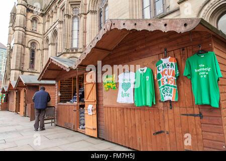 Manchester, Albert Square, 10 marzo, 2016. Memorabilia irlandese adorna di una capanna, come curiosi vagate tra le bancarelle Credito: © Paul MacCrimmon/Alamy Live News Foto Stock