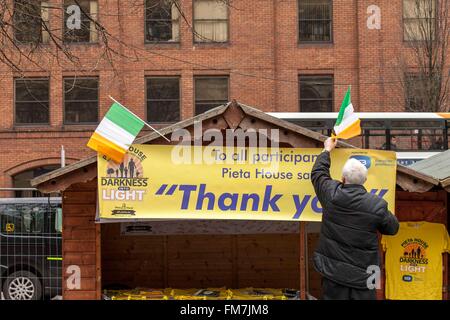 Albert Square, Manchester, Regno Unito. 10 marzo, 2016. Gli organizzatori del festival si aggiungono il tocco finale alla platea, pronto per il credito pubblico: Paolo MacCrimmon/Alamy Live News Foto Stock