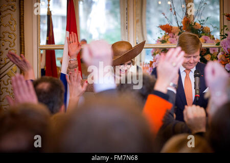 Parigi, Francia. Decimo Mar, 2016. Willem-Alexander re e regina Maxima dei Paesi Bassi nel corso di un incontro con la società olandese in Francia a Hotel Potocki a Parigi, Francia, 10 marzo 2016. Il re e la Regina sono in Francia per una visita di stato 10 e 11 marzo. Foto: Patrick van Katwijk point de vue fuori - nessun filo SERVICE -/dpa/Alamy Live News Foto Stock