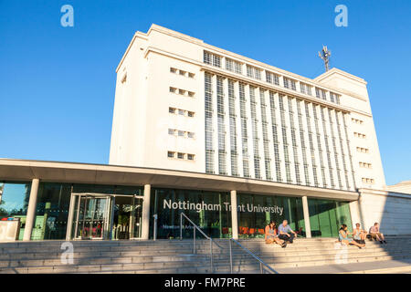 Gli studenti in estate il sole a Nottingham Trent University (NTU) campus in città, Nottingham, Inghilterra, Regno Unito Foto Stock