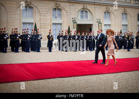 Parigi, Francia. Decimo Mar, 2016. Il presidente François Hollande accoglie Willem-Alexander re e regina Maxima dei Paesi Bassi all'Elysee Palace a Parigi, Francia, 10 marzo 2016. Il re e la Regina sono in Francia per una visita di stato 10 e 11 marzo. Foto: Patrick van Katwijk point de vue fuori - nessun filo SERVICE -/dpa/Alamy Live News Foto Stock