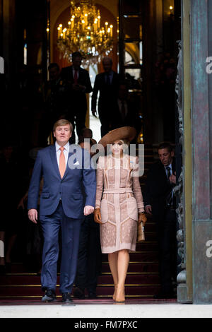 Parigi, Francia. Decimo Mar, 2016. Willem-Alexander re e regina Maxima dei Paesi Bassi nel corso di un incontro con la società olandese in Francia a Hotel Potocki a Parigi, Francia, 10 marzo 2016. Il re e la Regina sono in Francia per una visita di stato 10 e 11 marzo. Foto: Patrick van Katwijk point de vue fuori - nessun filo SERVICE -/dpa/Alamy Live News Foto Stock