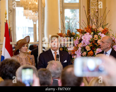 Parigi, Francia. Decimo Mar, 2016. Willem-Alexander re e regina Maxima dei Paesi Bassi nel corso di un incontro con la società olandese in Francia a Hotel Potocki a Parigi, Francia, 10 marzo 2016. Il re e la Regina sono in Francia per una visita di stato 10 e 11 marzo. Foto: Patrick van Katwijk point de vue fuori - nessun filo SERVICE -/dpa/Alamy Live News Foto Stock