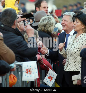 Eupen, Belgio. Decimo Mar, 2016. Il Presidente tedesco Joachim Gauck 2 (R) e il suo partner aniela Schadt (R) a parlare ai membri del pubblico in Eupen, Belgio, 10 marzo 2016. Gauck è su una visita di tre giorni in Belgio. Foto: Wolfgang Kumm/dpa/Alamy Live News Foto Stock