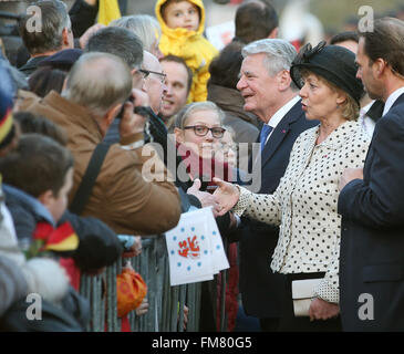 Eupen, Belgio. Decimo Mar, 2016. Il Presidente tedesco Joachim Gauck 2 (R) e il suo partner aniela Schadt (R) a parlare ai membri del pubblico in Eupen, Belgio, 10 marzo 2016. Gauck è su una visita di tre giorni in Belgio. Foto: Wolfgang Kumm/dpa/Alamy Live News Foto Stock