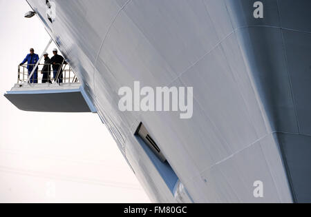 Papenburg (Germania). 11 marzo, 2016. La più recente nave da crociera del cantiere Meyer chiamato 'ovazione dei mari' essendo preparato per il suo trasferimento attraverso la stretta del fiume Ems per il Mare del Nord, Papenburg, Germania, 11 marzo 2016. Dockyard lavora può essere visto sul mate pedana in corrispondenza del naso della nave. Credito: dpa picture alliance/Alamy Live News Foto Stock