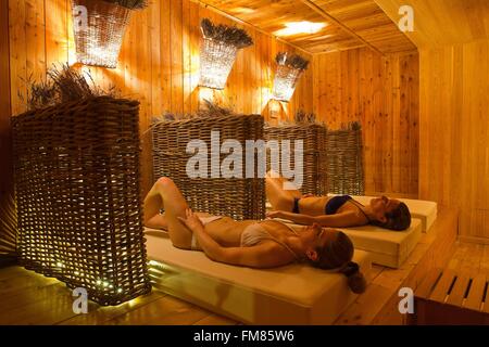 L'Italia, Valle d'Aosta, Courmayeur, l'Hotel delle Terme di Pre Saint Didier, donne in una sala relax Foto Stock