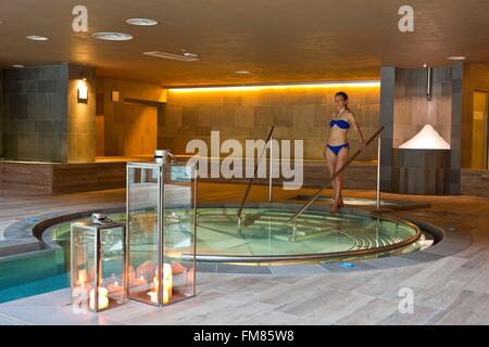 L'Italia, Valle d'Aosta, Courmayeur, l'Hotel delle Terme di Pre Saint Didier, Donna in una jacuzzi Foto Stock