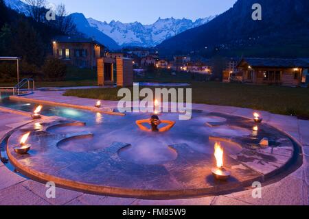 L'Italia, Valle d'Aosta, Courmayeur, le terme di Pre Saint Didier, all'esterno della donna nella stanza da bagno Foto Stock