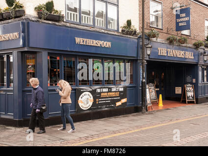 Una vista della Wetherspoon pub in Darlington nel nord est dell' Inghilterra Foto Stock