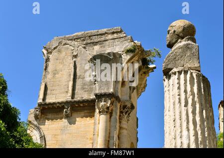 Francia, Gard, Saint Gilles, Chiesa abbaziale del XII e il XIII secolo, classificato come patrimonio mondiale dall UNESCO sotto la strada di St Jacques de Compostela in Francia, i ruderi della vecchia chiesa coro, antica torre campanaria è servita da una vite rotante Saint Gilles scalinata, la vis de Saint Gilles Foto Stock