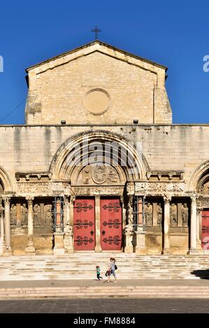 Francia, Gard, Saint Gilles, XII e il XIII secolo abbazia, elencato come patrimonio mondiale dall UNESCO sotto la strada di St Jacques de Compostela in Francia, provenzale stile romanico, portale centrale, al timpano Cristo in maestà circondato dai simboli dei quattro Foto Stock