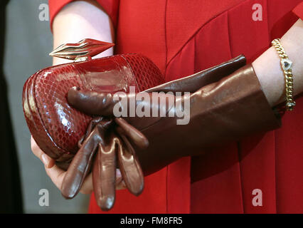 Eupen, Belgio. Decimo Mar, 2016. Regina Mathilde del Belgio mantiene la sua borsetta rosso nelle sue mani al monastero di Heidberg in Eupen, Belgio, 10 marzo 2016. Il Presidente tedesco Joachim Gauck è su una visita di tre giorni in Belgio. Foto: Wolfgang Kumm/dpa/Alamy Live News Foto Stock