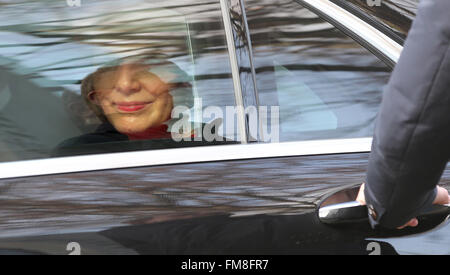 Eupen, Belgio. Decimo Mar, 2016. Regina Mathilde del Belgio si siede in una limousine per il suo arrivo al monastero di Heidberg in Eupen, Belgio, 10 marzo 2016. Il Presidente tedesco Joachim Gauck è su una visita di tre giorni in Belgio. Foto: Wolfgang Kumm/dpa/Alamy Live News Foto Stock