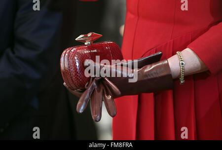 Eupen, Belgio. Decimo Mar, 2016. Regina Mathilde del Belgio mantiene la sua borsetta rosso nelle sue mani al monastero di Heidberg in Eupen, Belgio, 10 marzo 2016. Il Presidente tedesco Joachim Gauck è su una visita di tre giorni in Belgio. Foto: Wolfgang Kumm/dpa/Alamy Live News Foto Stock