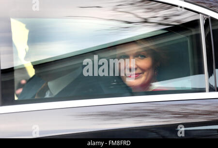 Eupen, Belgio. Decimo Mar, 2016. Il belga royal giovane re Philippe e Regina Mathilde del Belgio giungono in una limousine a Heidberg monastero in Eupen, Belgio, 10 marzo 2016. Il Presidente tedesco Joachim Gauck è su una visita di tre giorni in Belgio. Foto: Wolfgang Kumm/dpa/Alamy Live News Foto Stock