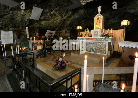 Francia, Doubs, Les Combes, Remonot caverna-cappella, altare, Notre Dame de Pitie statua datata XV secolo Foto Stock