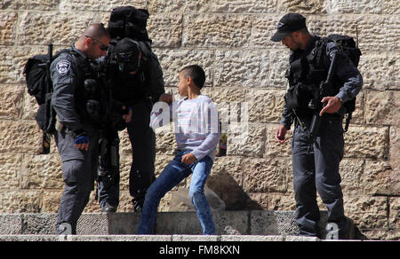 Gerusalemme, Gerusalemme, Territorio palestinese. Undicesimo Mar, 2016. Forze di sicurezza israeliane perquisire un ragazzo palestinese, in Gerusalemme la città vecchia, il 11 marzo 2016 Credit: Mahfouz Abu Turk/immagini APA/ZUMA filo/Alamy Live News Foto Stock