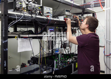 La configurazione sperimentale in un laboratorio laser presso l'Istituto di Fisica Sperimentale a Dusseldorf, Germania Foto Stock