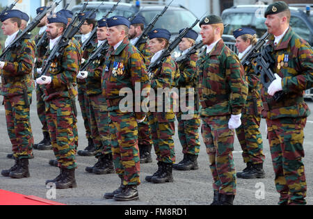 Eupen, Belgio. Decimo Mar, 2016. Soldati belgi stand attenzione mentre attendono l arrivo del Presidente tedesco Joachim Gauck in Eupen, Belgio, 10 marzo 2016. Gauck è su una visita di tre giorni in Belgio. Foto: Wolfgang Kumm/dpa/Alamy Live News Foto Stock