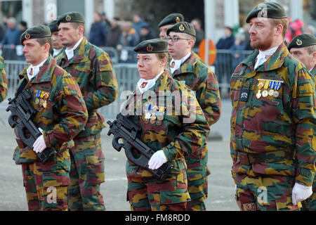 Eupen, Belgio. Decimo Mar, 2016. Soldati belgi stand attenzione mentre attendono l arrivo del Presidente tedesco Joachim Gauck in Eupen, Belgio, 10 marzo 2016. Gauck è su una visita di tre giorni in Belgio. Foto: Wolfgang Kumm/dpa/Alamy Live News Foto Stock