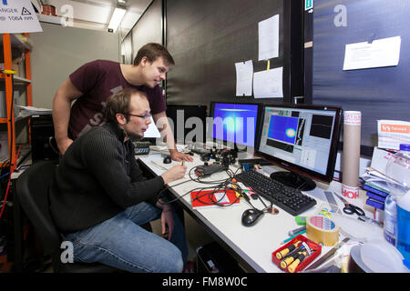 La configurazione sperimentale in un laboratorio laser presso l'Istituto di Fisica Sperimentale a Dusseldorf, Germania Foto Stock