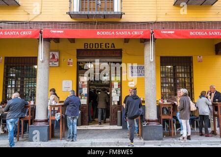 Spagna, Andalusia, Siviglia, il quartiere di Santa Cruz, il tapas bar Bodega Santa Cruz Foto Stock