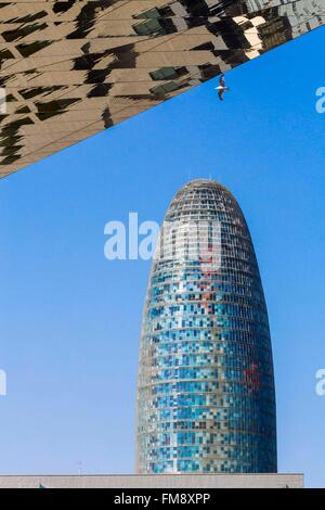 In Spagna, in Catalogna, Barcellona Poblenou, Plaça de les Glories Catalanes, la Torre Agbar (2005) dall'architetto francese Jean Nouvel per il nuovo mercato delle pulci Mercat Encants (2013) Foto Stock