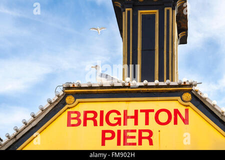 Il Brighton Pier entrata SEGNO, Brighton East Sussex, Inghilterra Foto Stock