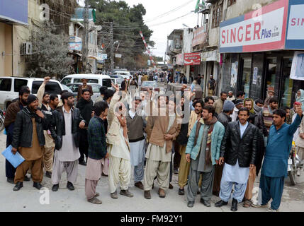 I richiedenti dei prelievi Dipartimento forza il canto di slogan per respingere le loro applicazioni per il posto vacante di prelievi in vigore durante la manifestazione di protesta svoltasi a Quetta Venerdì, Marzo 11, 2016. Foto Stock