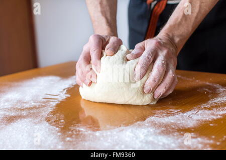 Voce maschile baker fa il pane sulla tavola Foto Stock