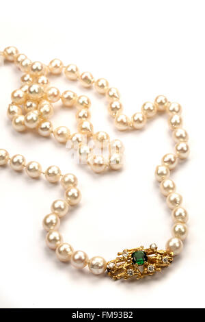Collana di perle con oro, diamanti e tormalina verde fermaglio da Andrew Grima? Foto Stock