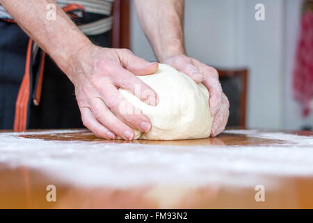 Voce maschile baker fa il pane sulla tavola Foto Stock