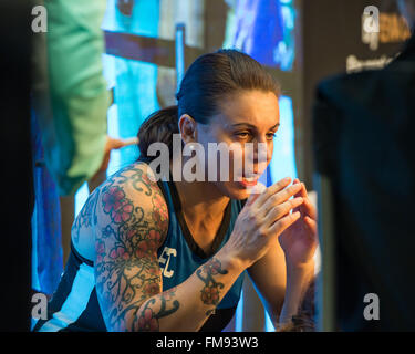 Al Wahda Mall, 11 marzo, 2016. Eva Clarke 3737 completato pull-ups entro ventiquattro ore per impostare un nuovo Guinness World Record durante l'evento di beneficenza tenutosi presso l'Al Wahda Mall Credito: Tom Morgan/Alamy Live News Foto Stock