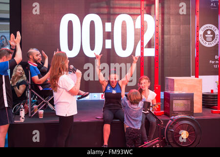 Al Wahda Mall, 11 marzo, 2016. Eva Clarke festeggia dopo aver completato 3737 pull-ups entro ventiquattro ore per impostare un nuovo Guinness World Record durante l'evento di beneficenza tenutosi presso l'Al Wahda Mall Credito: Tom Morgan/Alamy Live News Foto Stock