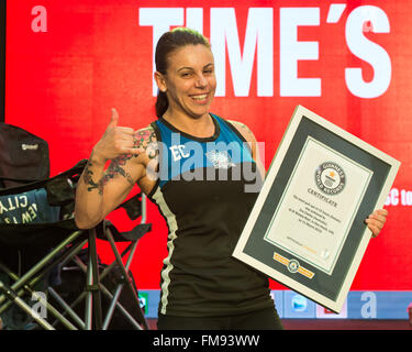 Al Wahda Mall, 11 marzo, 2016. Eva Clarke con la sua Guinness World Record dopo aver completato 3737 pull-ups entro ventiquattro ore per impostare un nuovo Guinness World Record durante l'evento di beneficenza tenutosi presso l'Al Wahda Mall Credito: Tom Morgan/Alamy Live News Foto Stock