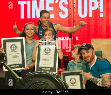 Al Wahda Mall, 11 marzo, 2016. Eva Clarke festeggia con la sua famiglia dopo aver completato 3737 pull-ups entro ventiquattro ore per impostare un nuovo Guinness World Record durante l'evento di beneficenza tenutosi presso l'Al Wahda Mall Credito: Tom Morgan/Alamy Live News Foto Stock