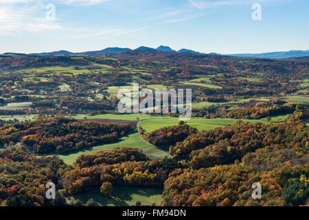 Francia, Puy de Dome, Manzat, Combrailles campagna, la Chaîne des Puys in background (vista aerea) Foto Stock