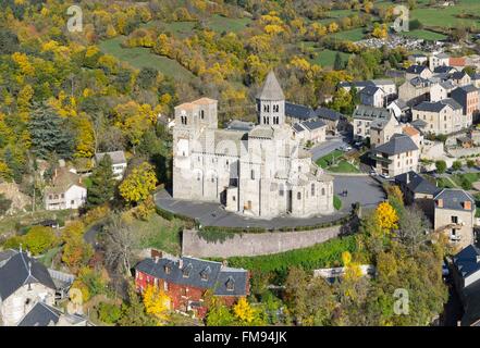 Francia, Puy de Dome, Saint Nectaire, chiesa romanica del XII secolo (vista aerea) Foto Stock