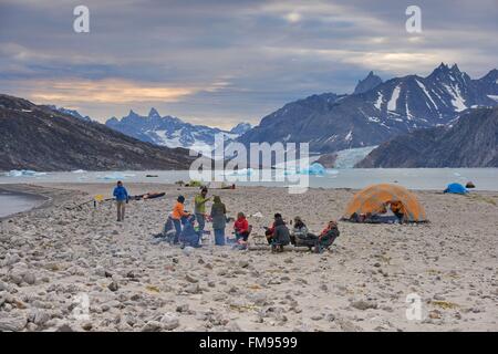 La Groenlandia, Sermersooq, Kulusuk, villaggio inuit di Kulusuk, campeggio nel fiordo di Sermiligaq con il ghiacciaio Karale Foto Stock