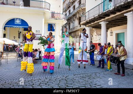 Cuba, La Habana, La Habana Vieja district elencati come patrimonio mondiale dall UNESCO, il gruppo folk in Plaza Vieja per gennaio 1 Foto Stock