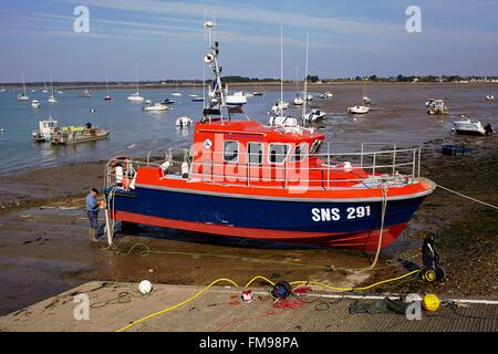 Francia, Morbihan, Damgan, Penerf, uomo pittura lo scafo di una imbarcazione di salvataggio della società nazionale di mare (Salvataggio SNSM) Foto Stock