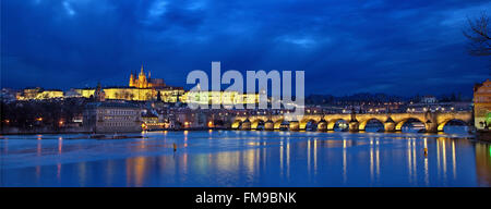 Il Ponte Carlo e il castello di Praga come visto dal lato di Stare Mesto (Città Vecchia) - Praga, Repubblica Ceca Foto Stock