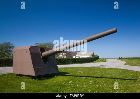 Danimarca, Langeland, Bagenkop, Langelandsfort Cold War Museum, guerra fredda artefatti a ex base NATO, artiglieria navale Foto Stock