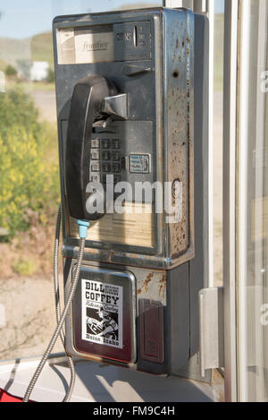 Vecchio telefono in stand all'aperto e il vecchio telefono a pagamento in cabina. Stati Uniti d'America Foto Stock