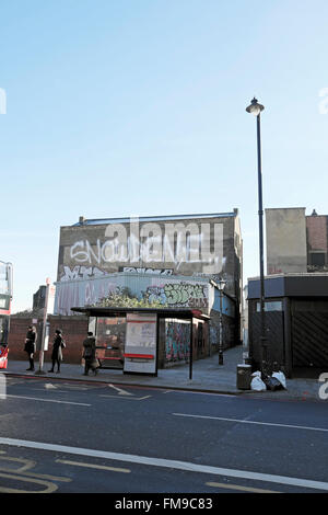 Edward Snowden graffiti segno sul lato di un edificio in Shoreditch 2016 UK KATHY DEWITT Foto Stock