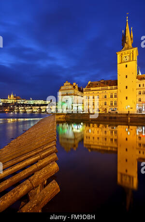 Vista notturna della Moldava (Moldavia) del fiume dal lato di Staré Mesto ("Old Town'), Praga, Repubblica Ceca. Foto Stock