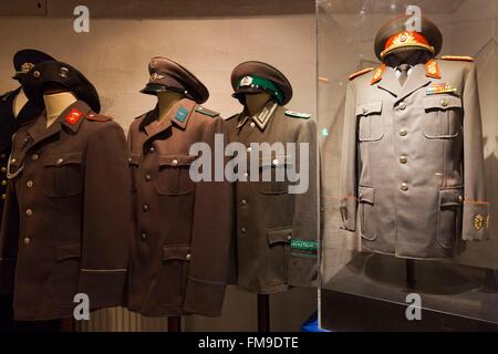 Danimarca, Funen, Odense, Odense Bunkermuseum, Guerra Fredda-era difesa civile bunker interni, visualizzazione della ex Germania orientale, DDR, le uniformi della polizia Foto Stock