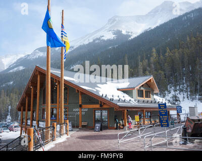 Per gli sciatori e il parcheggio al Sunshine Village resort sciistico Canada Banff Foto Stock